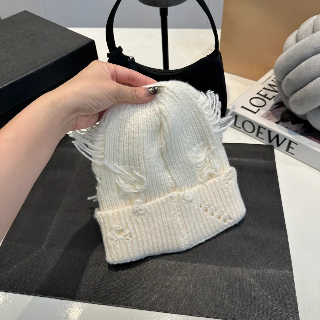 P60 Crow Heart Autumn and Winter Wool Knitted Beanie This must be the favorite of minimalism. It is clean, neat, fashionable and versatile, and will definitely not be picky about your face shape! A fashionable classic that lasts forever! Fashionable black and white can be purchased together